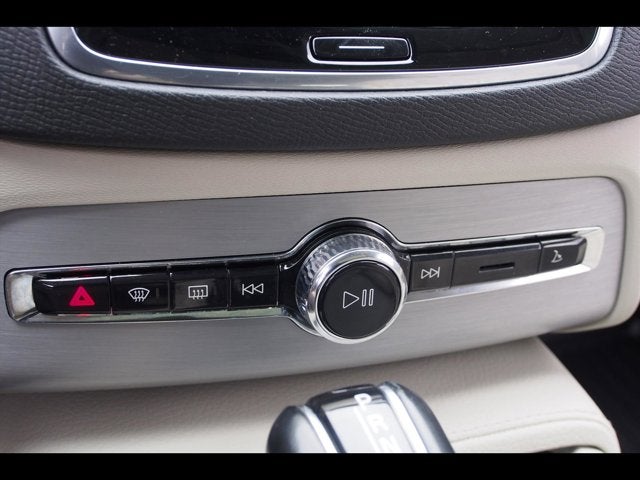 2021 Volvo XC90 Momentum