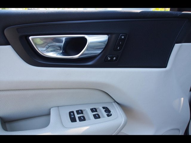 2022 Volvo XC60 Momentum
